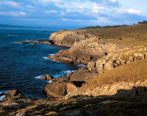 Costa de Lorbé con acantilados, ría de Betanzos y bateas de mejillón al fondo