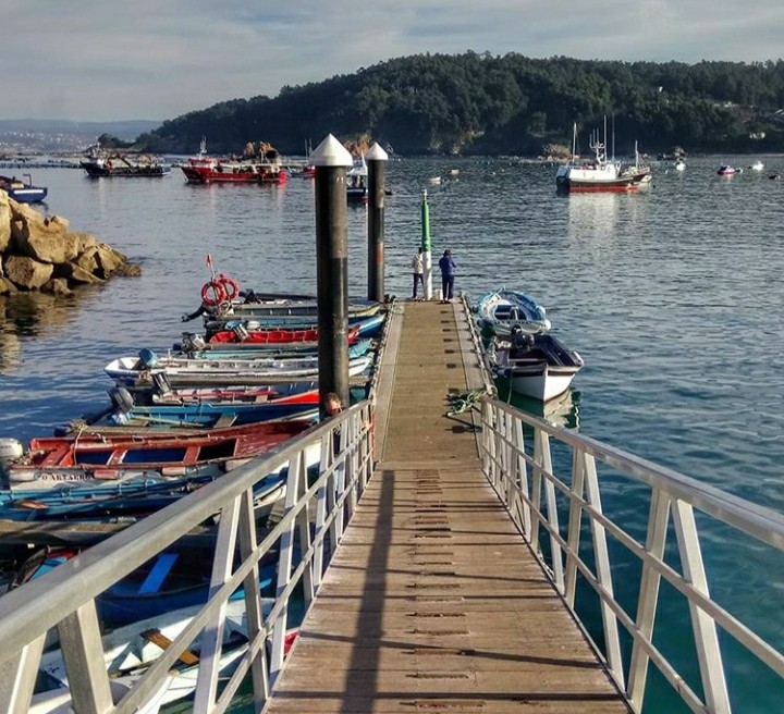 Embarcaciones tradicionales en el puerto de Lorbé