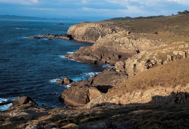 Costa y acantilados en las inmediaciones de Lorbé