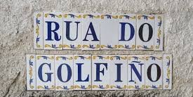 Rúa do Golfiño, calle principal de Lorbé con casas marineras tradicionales