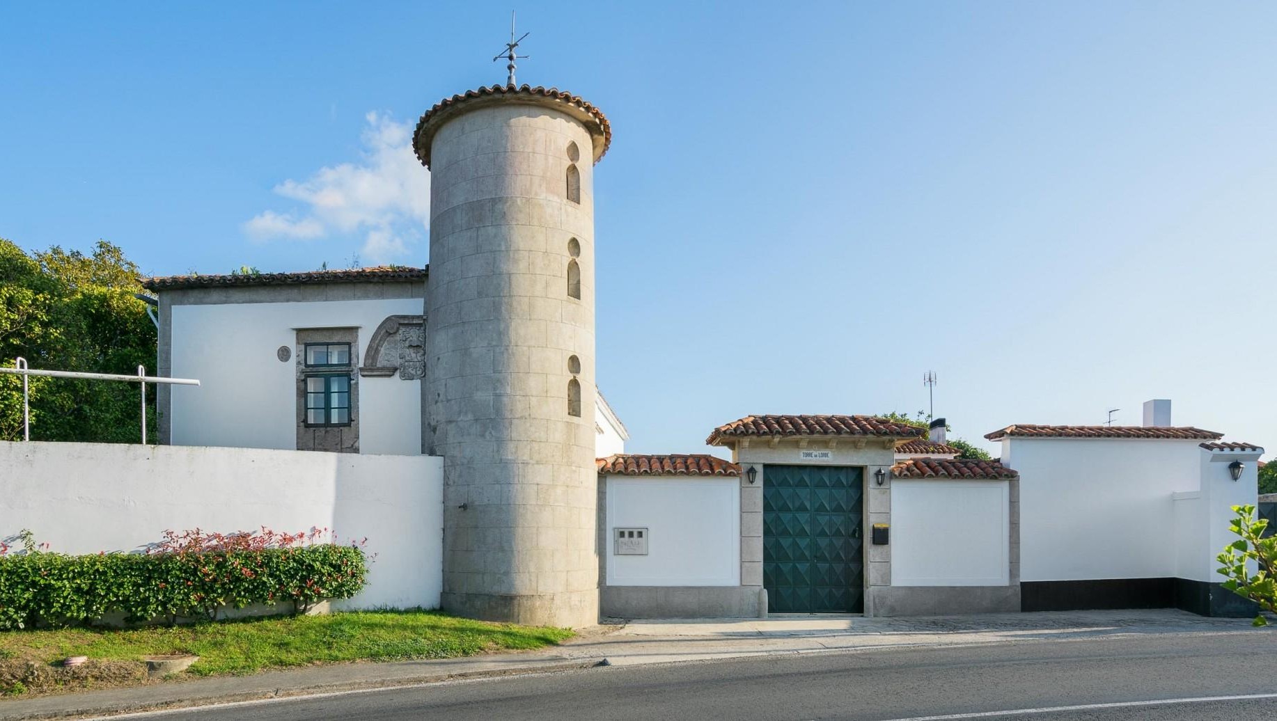 Torre de Lorbé, construcción circular de sillería de granito del siglo XVIII en Oleiros